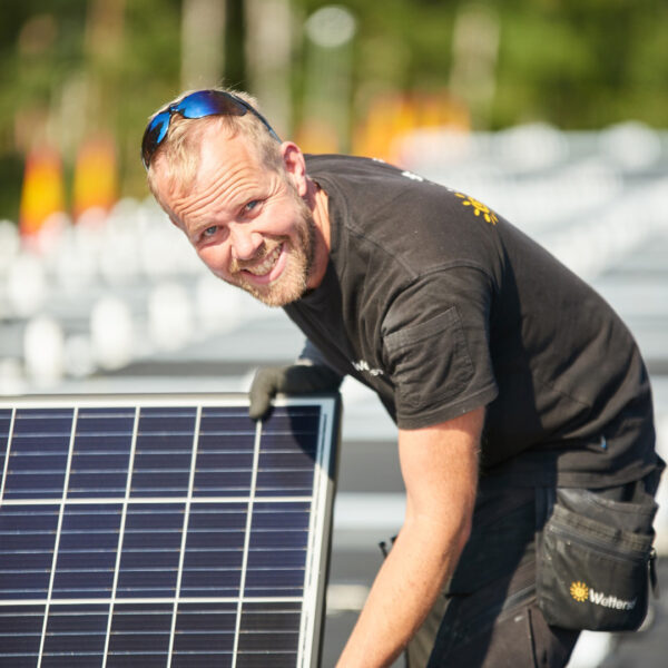 Delägare Jonas Gustafsson installerar solceller