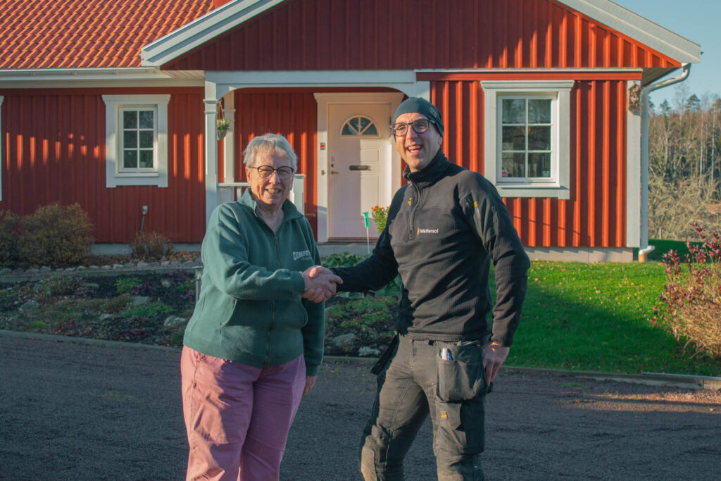 solcellskund Wettersol nöjd skakar hand