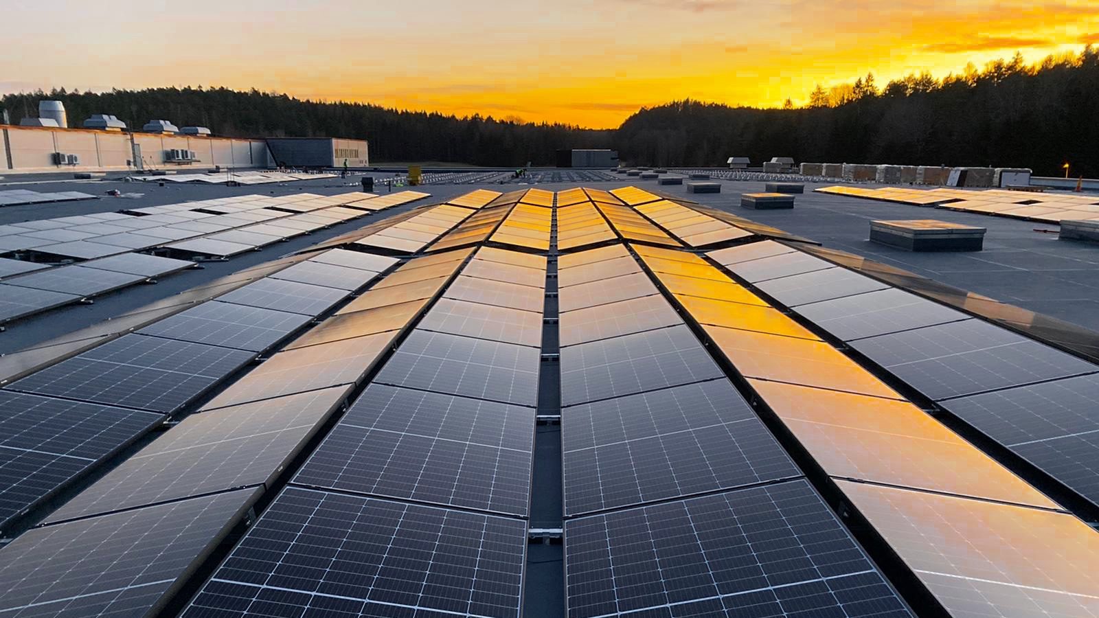 Bild på solceller till industritak