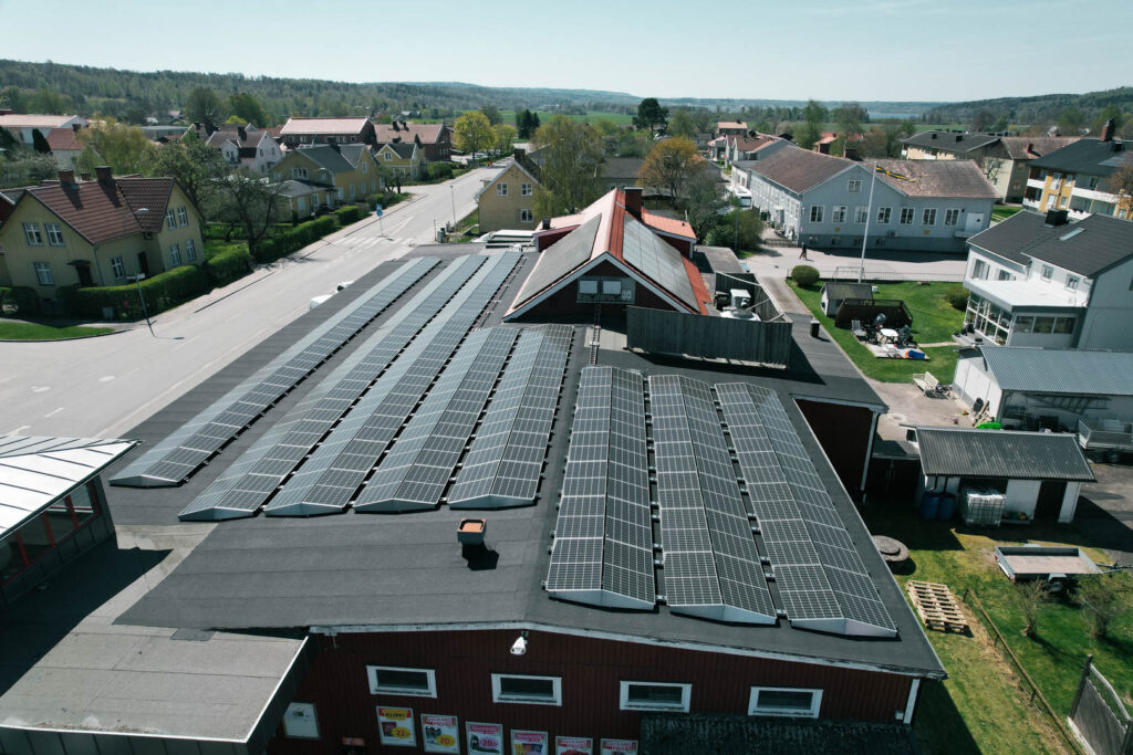 Solceller på tak bild tagen ovanifrån