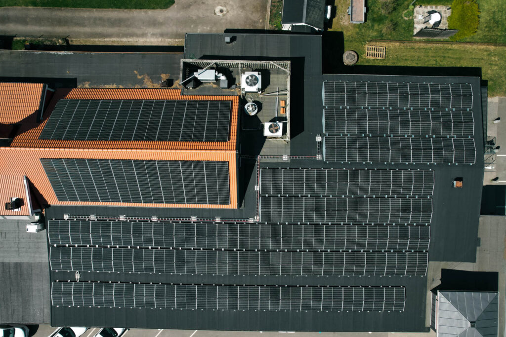 Solceller på tak bild tagen ovanifrån