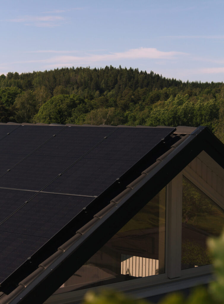 Solceller på villa med skog i bakgrunden