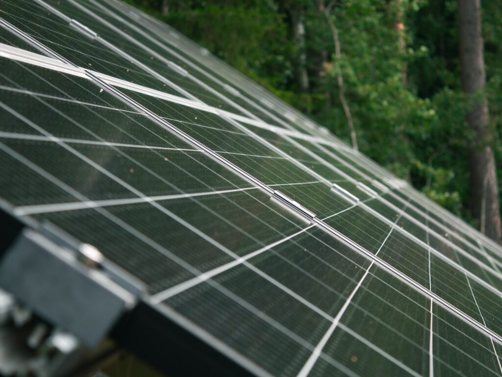 detaljbild på markställ för solceller installerat av wettersol