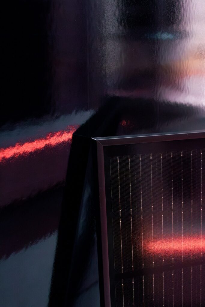 Wettersol installerar solpaneler från Aiko solar, en premiumpanel för villa