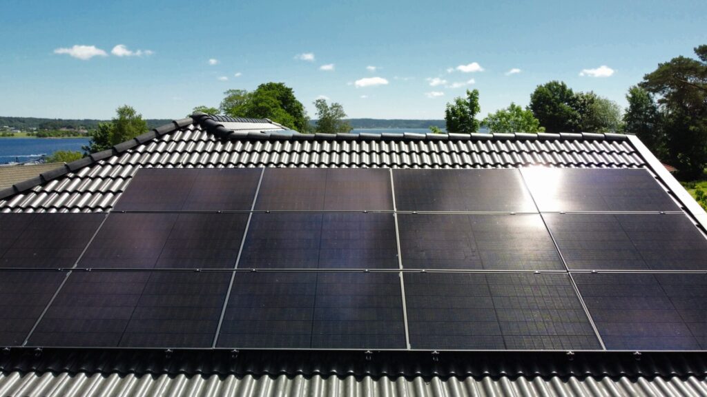 Solceller på ett villatak i solsken