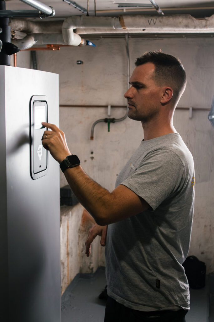 Värmepumps Kalle installerar en värmepump från Thermia