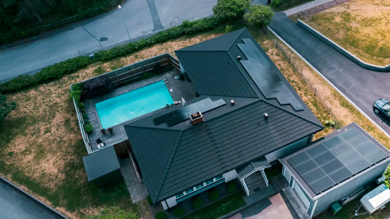 Solceller och batteri till villa med pool