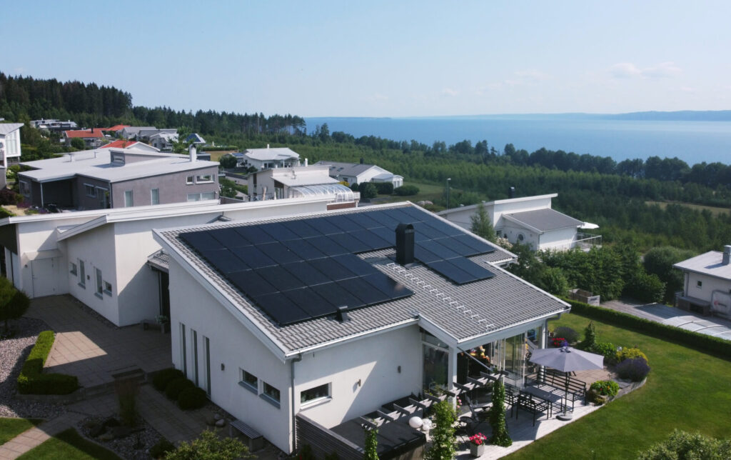 Ett villatak med sjöutsikt