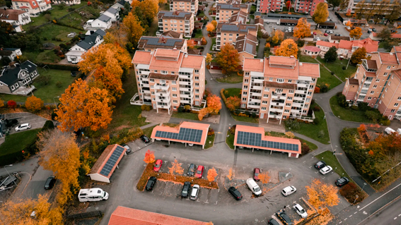 Solceller på taket på BRF bostadsrättsförening i Jönköping.