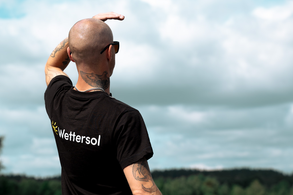 Montör blickar ut från ett hustak