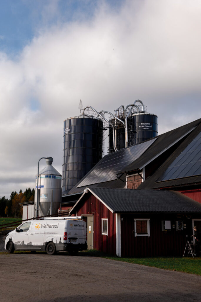 Wettersol installerar batteri på bondgård