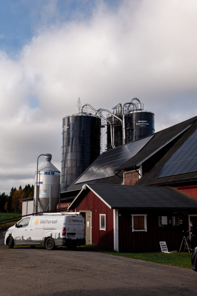 Wettersol bil framför solpaneler installerade av Wettersol
