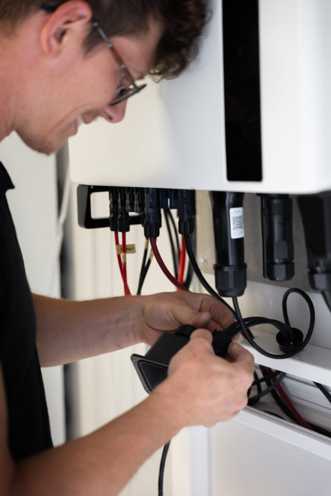 Montör installerar växelriktare från Solis.